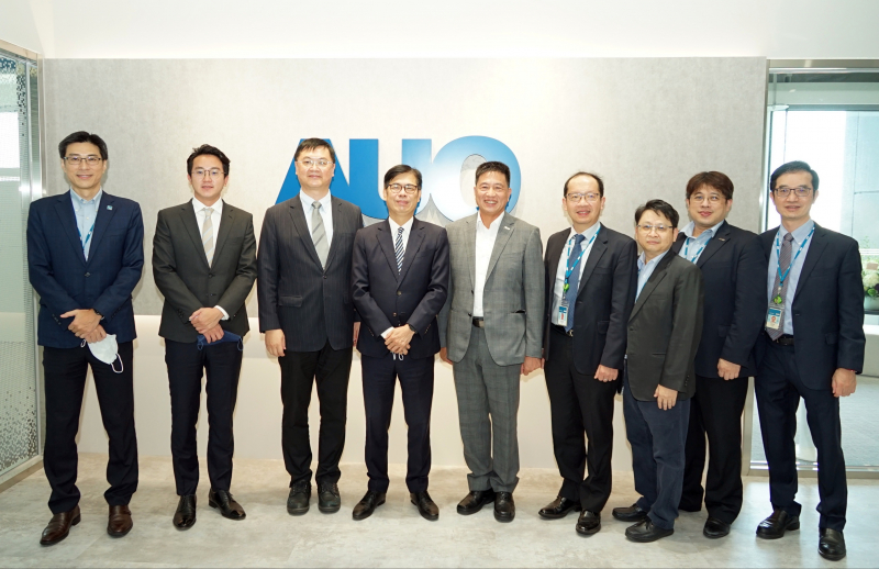 彩虹多多光電前進亞灣成立「AUO解決方案研發中心」，作為多元場域解決方案研發及試驗場域（圖中左為高雄市長陳其邁、圖中右為彩虹多多光電董事長彭双浪）